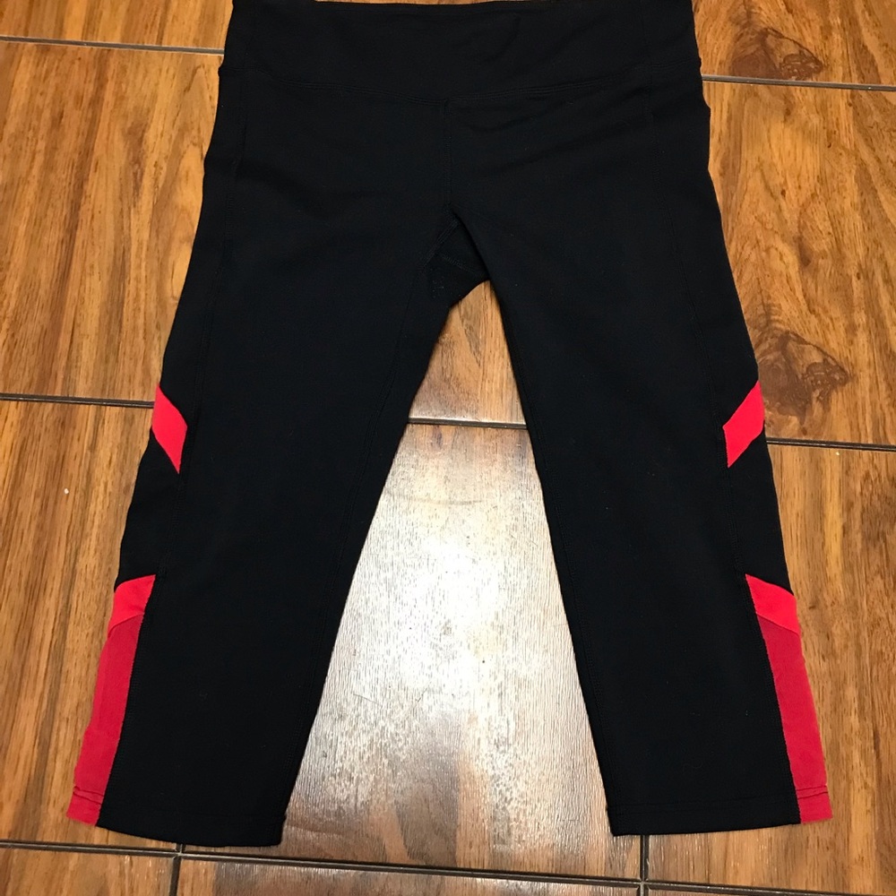 ALO Yoga Capri Leggings - Picture 4 of 9